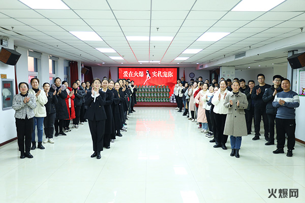 巾幗綻芳華,逐夢(mèng)新火爆!火爆網(wǎng)為員工發(fā)放女神節(jié)禮品!